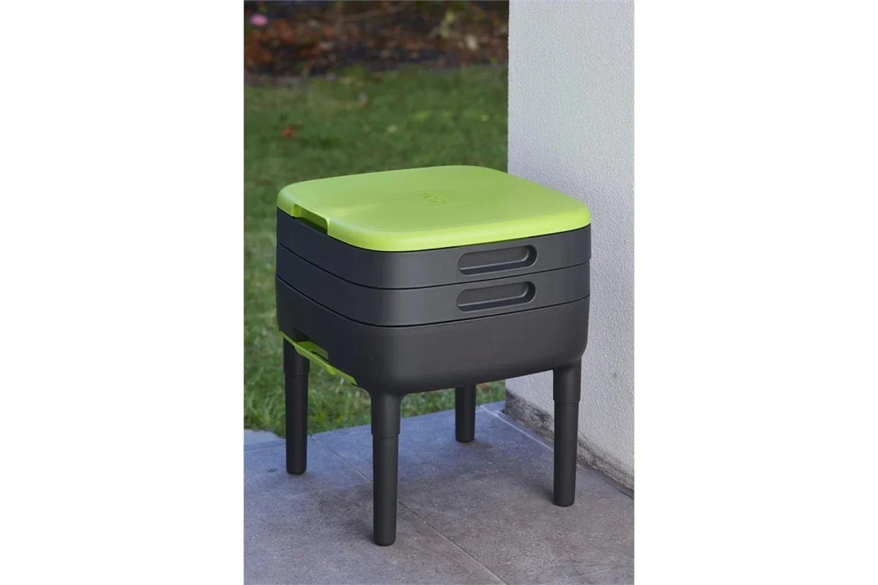 Maze Compact Worm Farm Australian Made with Plastic Legs and 1000 Worms - Image 4